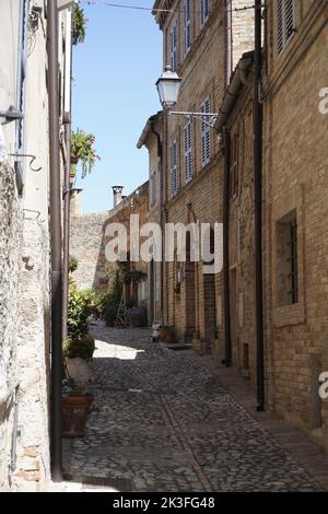 Gemütliche alte italienische Straße in der Region Marken, im Zentrum von Italien. Stockfoto