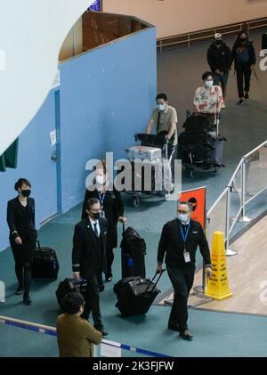 Richmond, Kanada. 26. September 2022. Reisende und Flugcrews mit Gesichtsmasken treffen am 26. September 2022 am internationalen Flughafen Vancouver in Richmond, Kanada, ein. Die kanadische Bundesregierung kündigte am Montag die Aufhebung aller COVID-19-Einreisebeschränkungen sowie der Prüf-, Quarantäne- und Isolationsanforderungen für Personen an, die nach Kanada einreisen, mit Wirkung vom 1. Oktober an. Quelle: Liang Sen/Xinhua/Alamy Live News Stockfoto