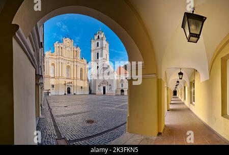 Litauen - der große Hof der Universität Vilnius und die Kirche St. John Stockfoto