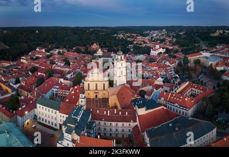 Litauen, Vilna - Vilnius - Wilno - Panorama der Altstadt von Vilnius und der Kirche St. Freier Stockfoto