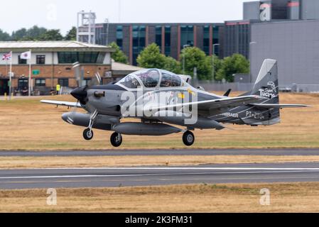 Embraer EMB 314 Super Tucano, auch als ALX oder A-29 bezeichnet, landete nach der Ausstellung auf der Farnborough International Airshow 2022 mit leichten Turboprop-Flugzeugen Stockfoto