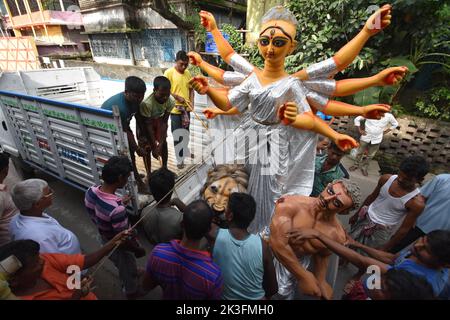 Howrah, Indien. 25. September 2022. Das aus Ton hergestellte Durga-Idol wird vor der Durga Puja, die vom 1.. Bis 5.. Oktober von den Hindus in Howrah, Indien, am 25. September 2022 aufgeführt wird, aus dem Atelier eines Bildhauers in die Gemeinde Mandapa transportiert. (Foto von Biswarup Ganguly/Pacific Press/Sipa USA) Quelle: SIPA USA/Alamy Live News Stockfoto