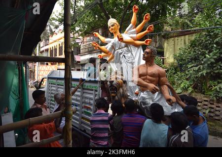 Howrah, Indien. 25. September 2022. Das aus Ton hergestellte Durga-Idol wird vor der Durga Puja, die vom 1.. Bis 5.. Oktober von den Hindus in Howrah, Indien, am 25. September 2022 aufgeführt wird, aus dem Atelier eines Bildhauers in die Gemeinde Mandapa transportiert. (Foto von Biswarup Ganguly/Pacific Press/Sipa USA) Quelle: SIPA USA/Alamy Live News Stockfoto