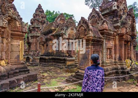 Kambodscha. Provinz Siem Reap. Eine Frau am Banteay Srei Tempel 10. Jahrhundert Hindu-Tempel Shiva gewidmet Stockfoto