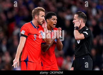 Die Engländerin Harry Kane und Jude Bellingham appellieren an den Schiedsrichter Danny Makkelie für eine Strafe während des Spiels der UEFA Nations League im Wembley Stadium, London. Bilddatum: Montag, 26. September 2022. Stockfoto