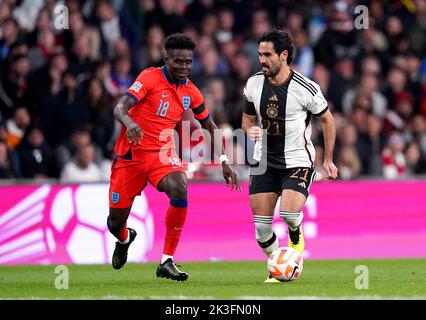 Der englische Bukayo Saka (links) und der deutsche Ilkay Gundogan kämpfen während des Spiels der UEFA Nations League im Wembley Stadium, London, um den Ball. Bilddatum: Montag, 26. September 2022. Stockfoto