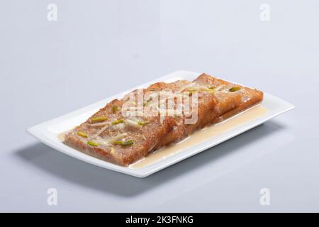 Köstliche und cremige Shahi Tukrey (Brotpudding).Shahi Tukda Tukra in Rabri oder Doppel ka meetha diwali süß mit Brot getaucht Stockfoto