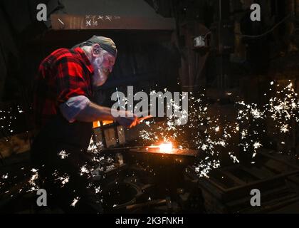 KRZEMIENICA, POLEN. 25. September 2022. Krzysztof Panas, ein örtlicher Schmiedemeister aus der Gegend von Lancut, wird während einer Demonstration in einer traditionellen Schmiedewerkstatt in Krzemienica gesehen. Am Sonntag, den 25. August 2022, im Dorf Krzemienica, Kreis Lancut, Woiwodschaft Karpaten, Polen. Kredit: ASWphoto/Alamy Live Nachrichten Stockfoto