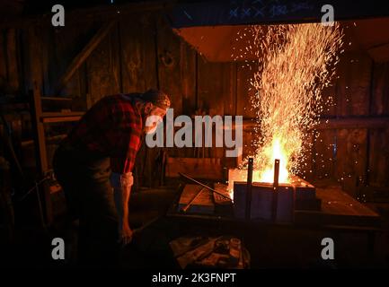 KRZEMIENICA, POLEN. 25. September 2022. Krzysztof Panas, ein örtlicher Schmiedemeister aus der Gegend von Lancut, wird während einer Demonstration in einer traditionellen Schmiedewerkstatt in Krzemienica gesehen. Am Sonntag, den 25. August 2022, im Dorf Krzemienica, Kreis Lancut, Woiwodschaft Karpaten, Polen. Kredit: ASWphoto/Alamy Live Nachrichten Stockfoto