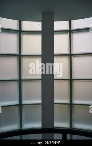 Das Innere des Gebäudes sieht aus, wie ein undurchsichtiges gebogenes Fenster tagsüber aus Glasblöcken gebaut wurde Stockfoto