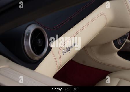 Das Chrom California Dashboard Abzeichen auf Tan Creme Leder Dashboard auf Einem 2011 Ferrari California Stockfoto