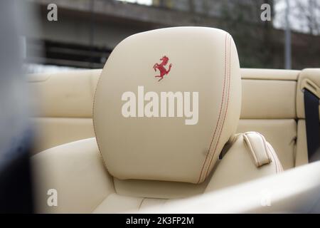 Ein Ferrari California aus dem Jahr 2011 mit einem Interieur aus cremefarbenem Leder mit Dadaona-Sitzen vorne und hinten sowie einem Ferrari-Logo, das in den Sitzen auf dem Dach vernäht ist Stockfoto