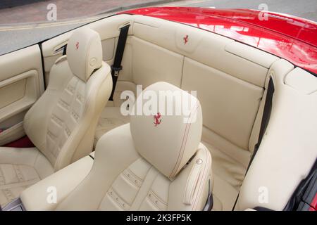 Ein Ferrari California aus dem Jahr 2011 mit einem Interieur aus cremefarbenem Leder mit Dadaona-Sitzen vorne und hinten sowie einem Ferrari-Logo, das in den Sitzen auf dem Dach vernäht ist Stockfoto