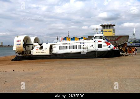 Das Island Flyer Hovercraft wird Portsmouth zur Isle of Wight verlassen Stockfoto