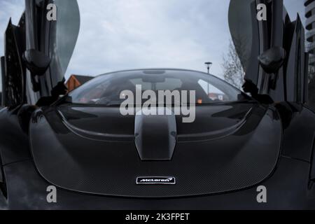 Die aerodynamische Front Aftermarket Carbon Fiber NOVITEC Motorhaube auf Einem 2019 Cosmos Black McLaren 600LT mit schwarzem McLaren Motorhaube-Abzeichen Stockfoto