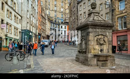 Blick auf den West Bow, der zur Victoria Street, Edinburgh, Schottland, Großbritannien führt. Stockfoto