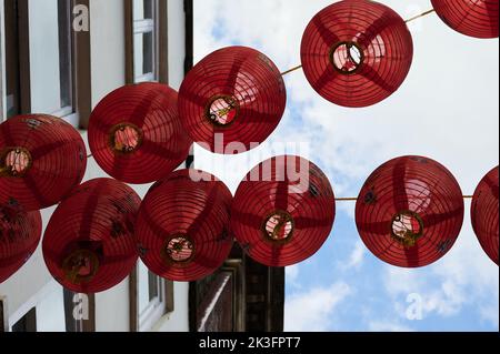 25 Sep 2022 - Londonuk: Blick auf rote Laternen am gerrard-Steet, chinatown london Stockfoto