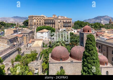 Palermo, Italien - 7. Juli 2020: Luftaufnahme von Palermo mit alten Häusern, Kirchen und Denkmälern, Sizilien, Italien Stockfoto