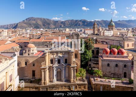 Palermo, Italien - 7. Juli 2020: Luftaufnahme von Palermo mit alten Häusern, Kirchen und Denkmälern, Sizilien, Italien Stockfoto