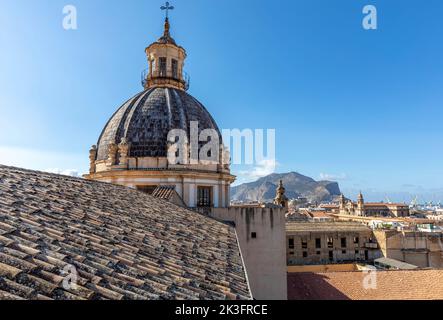 Palermo, Italien - 7. Juli 2020: Luftaufnahme von Palermo mit alten Häusern, Kirchen und Denkmälern, Sizilien, Italien Stockfoto