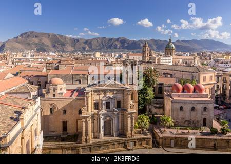 Palermo, Italien - 7. Juli 2020: Luftaufnahme von Palermo mit alten Häusern, Kirchen und Denkmälern, Sizilien, Italien Stockfoto
