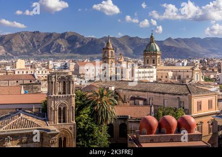 Palermo, Italien - 7. Juli 2020: Luftaufnahme von Palermo mit alten Häusern, Kirchen und Denkmälern, Sizilien, Italien Stockfoto