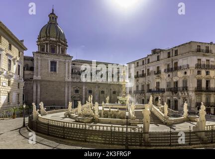 Palermo, Italien - 7. Juli 2020: Panoramablick auf die Piazza Pretoria oder die Piazza della Vergogna, Palermo, Sizilien Stockfoto