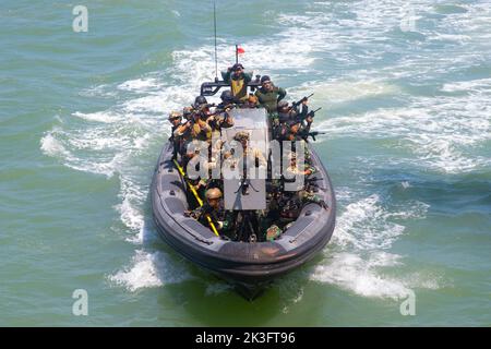 SURABAYA, Indonesien (Aug 20, 2022) Indonesian Komando Pasukan Katak und US-Marineinfanteristen manövrieren sich auf ein verankertes Schiff zu, während sie in Surabaya, Indonesien, ein Training für Schiffstafel, Durchsuchungen und Beschlagnahmen durchführen, 20. August 2022. Die kombinierte VBSS-Veranstaltung bot eine erweiterte Ausbildung im Boarding und Clearing eines Schiffes mit simulierten feindlichen Kräften und Geiseln an Bord. Durch diese Engagements bauen US-Spezialeinheiten gemeinsam mit indonesischen Truppen unsere kollektive Stärke und Interoperabilität auf, sodass Teams flexible Antworten auf Eventualitäten bieten und starke US-indonesische Partner unterstützen können Stockfoto