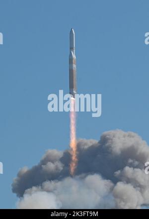 Eine Delta IV Heavy Rakete, NROL-91, startet um 3:25 Uhr, PDT, vom Space Launch Complex-6 auf der Vandenberg Space Force Base, Kalifornien, 24. September 2022. Dies ist der letzte Delta IV Heavy, der an der Westküste gestartet wird. (USA Space Force Foto von Airman 1. Class Kadielle Shaw) Stockfoto