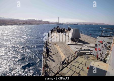 220923-N-EH998-1002 ROTES MEER (SEPT 23, 2022) der Raketenjäger USS Nitze (DDG 94) zieht am 23. September in den Hafen von Aqaba, Jordanien. Nitze wird im Einsatzgebiet der US-Flotte für 5. eingesetzt, um die Sicherheit und Stabilität der Seefahrt im Nahen Osten zu gewährleisten. (USA Navy Foto von Mass Communication Specialist 2. Class Cryton Vandiesal) Stockfoto