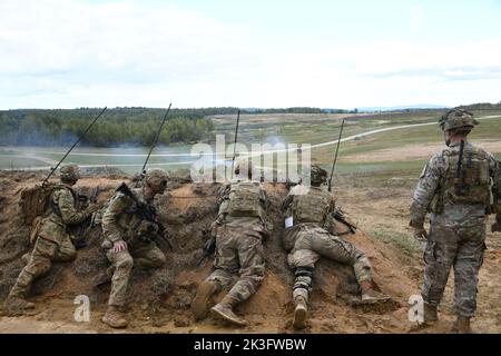 Fallschirmjäger der US-Armee, die dem Kampfteam der 173. Airborne Brigade zugewiesen sind, kommunizieren Bewegungen im Radio mit verschiedenen Teilen der Sturmtruppe während einer Live-Feuerübung mit kombinierten Waffen im Trainingsgebiet Grafenwoehr, Deutschland, 22. September 2022. Die 173. Airborne Brigade ist die Notfalleinsatztruppe der US-Armee in Europa und stellt schnell einsatzfähige Truppen für die europäischen, afrikanischen und zentralen Befehlsbereiche der Vereinigten Staaten bereit. Die Brigade, die in ganz Italien und Deutschland eingesetzt wird, trainiert routinemäßig zusammen mit NATO-Verbündeten und -Partnern, um Partnerschaften aufzubauen und Th zu stärken Stockfoto