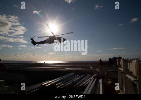 Ein MH-60s Nighthawk, der an die 'Tridents' des Helicopter Sea Combat Squadron (HSC) 9 angeschlossen ist, führt eine Munitionsaufladung zur USS Gerald R. Ford (CVN 78), 25. September 2022. Ford führt derzeit im Atlantischen Ozean Qualifizierungen von Fluggesellschaften durch und arbeitet für einen geplanten Einsatz im Herbst. (USA Navy Foto von Mass Communication Specialist 1. Class William Spears) Stockfoto