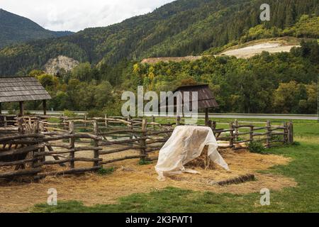 Holzscheune auf Tierfarm.Frühjahrssaison. Stockfoto