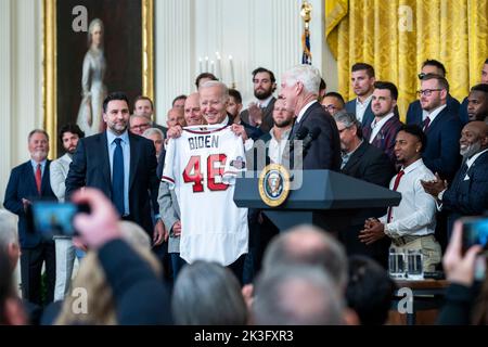 Washington, Usa. 26. September 2022. US-Präsident Joe Biden, hält ein Trikot, das ihm während einer Veranstaltung zu Ehren des Major League-Baseballweltmeisterin Atlanta Braves 2021 im East Room des Weißen Hauses, 26. September 2022, in Washington, DC, verliehen wurde.Quelle: Adam Schultz/White House Foto/Alamy Live News Stockfoto