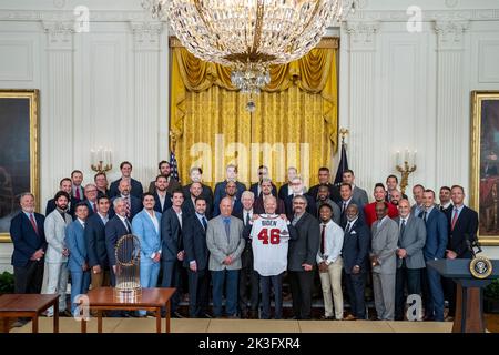 Washington, Usa. 26. September 2022. US-Präsident Joe Biden, hält ein Trikot hoch, das ihm gegeben wurde, während er mit dem Major League-Baseballweltmeister 2021 Atlanta Braves im East Room des Weißen Hauses, 26. September 2022, in Washington, DC, posiert.Quelle: Adam Schultz/White House Photo/Alamy Live News Stockfoto