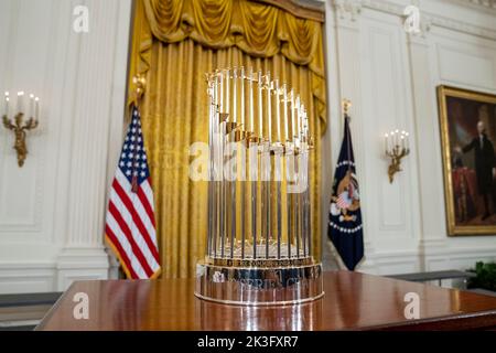 Washington, Usa. 26. September 2022. Die Major League Baseball 2021 World Series Championship Commissioner's Trophy sitzt auf einem Tisch während einer Veranstaltung zur Feier des Sieges der Atlanta Braves, veranstaltet von US-Präsident Joe Biden, im East Room des Weißen Hauses, 26. September 2022, in Washington, DC Credit: Adam Schultz/White House Photo/Alamy Live News Stockfoto