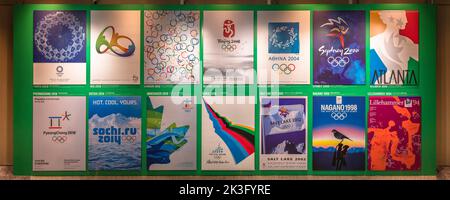 tokio, japan - august 10 2021: Serie von olympischen Plakaten der letzten 14 Olympischen Spiele im Winter und Sommer von Lillehammer 1994 bis Tokio 2020 Stockfoto