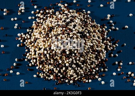 Quinoa Samen Haufen Haufen Lysin Superfood Mischung schwarz rot weiß Stockfoto