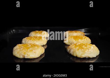 Vorderansicht: Kochen sechs knusprige Haferflocken Cookies auf Metallblech im Ofen Stockfoto