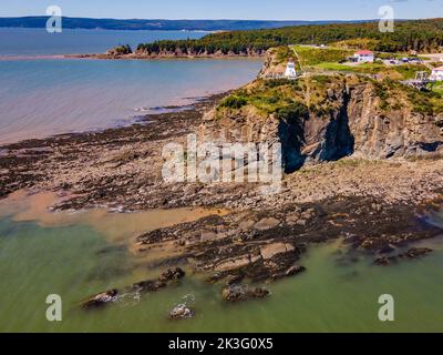 Luftaufnahme des Leuchtturms im Fundy's Cape Enrage Fundy Biosphere Reserve in Kanada Stockfoto