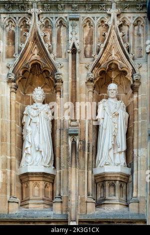 Statue, Königin Elizabeth ii. Und Prinz Philip, Herzog von Edinburgh, Kathedrale von Canterbury, Bildhauer, Nina Bilbey, Canterbury, Kent, England Stockfoto