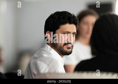 Austin Texas USA, 24. September 2022: Demokratischer Kandidat für den House District 35. GREG CASAR von Austin hört während einer Interviewsitzung beim jährlichen Texas Tribune Festival in der Innenstadt von Austin zu. ©Bob Daemmrich Stockfoto