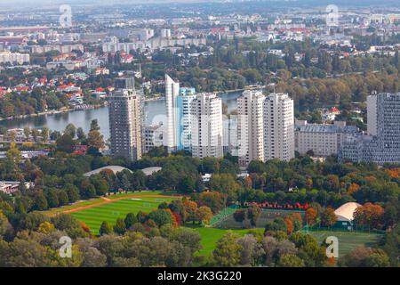 Moderne Hochhäuser in Wien. Bezirk Wien in Kaisermuhlen . Blick auf die moderne europäische Stadt von oben Stockfoto