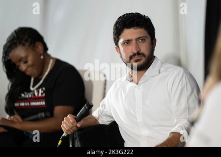 Austin Texas USA, 24. September 2022: Demokratischer Kandidat für den House District 35. GREG CASAR von Austin hört während einer Interviewsitzung beim jährlichen Texas Tribune Festival in der Innenstadt von Austin zu. ©Bob Daemmrich Stockfoto