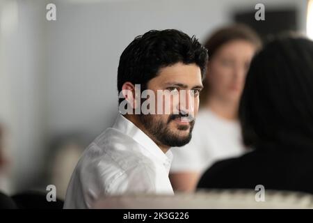 Austin Texas USA, 24. September 2022: Demokratischer Kandidat für den House District 35. GREG CASAR von Austin hört während einer Interviewsitzung beim jährlichen Texas Tribune Festival in der Innenstadt von Austin zu. ©Bob Daemmrich Stockfoto