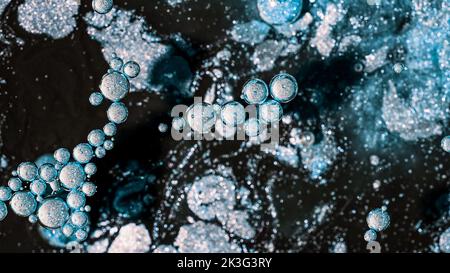 Abstrakt von Frostblasen platzt und löst sich in schwarzer Farbe auf. Blaue Kugelformen. Detaillierter Hintergrund, schönes Design, Eisballons Textur. Stockfoto