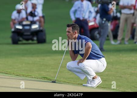 Charlotte, North Carolina, USA. 24. September 2022. Billy Horschel Reihen einen Putt auf dem 15. Grün während der vierten Runde des 2022 Presidents Cup im Quail Hollow Club. (Bild: © Debby Wong/ZUMA Press Wire) Stockfoto