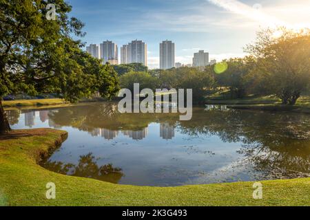 Park Barigui in Curitiba bei Sonnenaufgang mit See Reflexion, Parana State, Brasilien Stockfoto