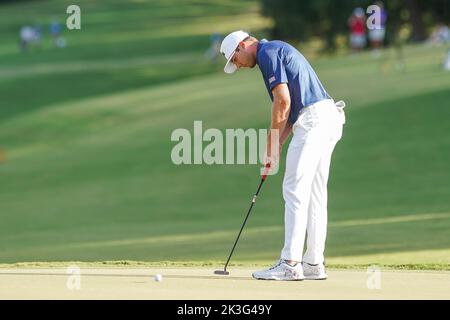 Charlotte, North Carolina, USA. 24. September 2022. Sam Burns legt die 15. Green während der vierten Runde des 2022 Presidents Cup im Quail Hollow Club. (Bild: © Debby Wong/ZUMA Press Wire) Stockfoto