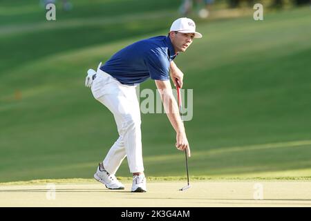 Charlotte, North Carolina, USA. 24. September 2022. Sam Burns nimmt seinen Ball nach dem Setzen der 15. Grün während der vierten Runde des 2022 Presidents Cup im Quail Hollow Club. (Bild: © Debby Wong/ZUMA Press Wire) Stockfoto